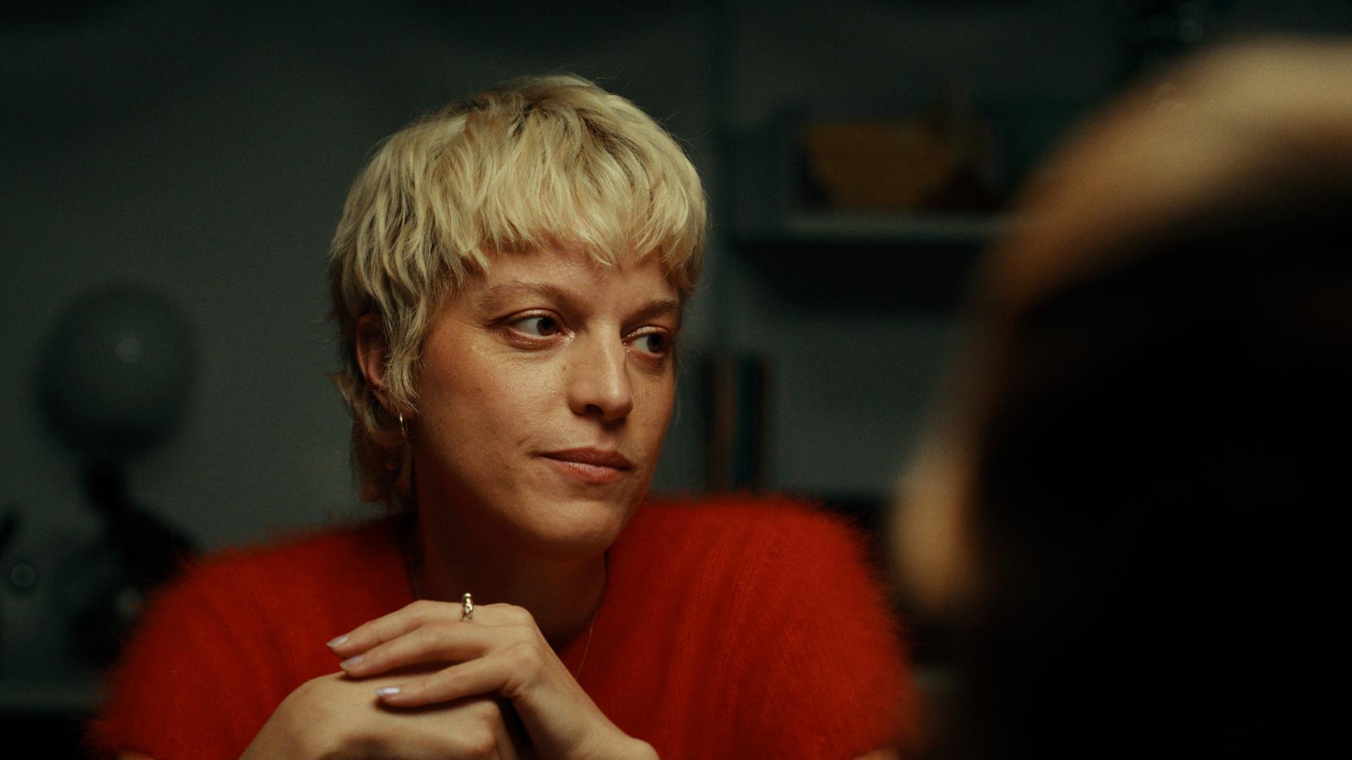 Frau mit kurzen hellen Haaren schaut auf 