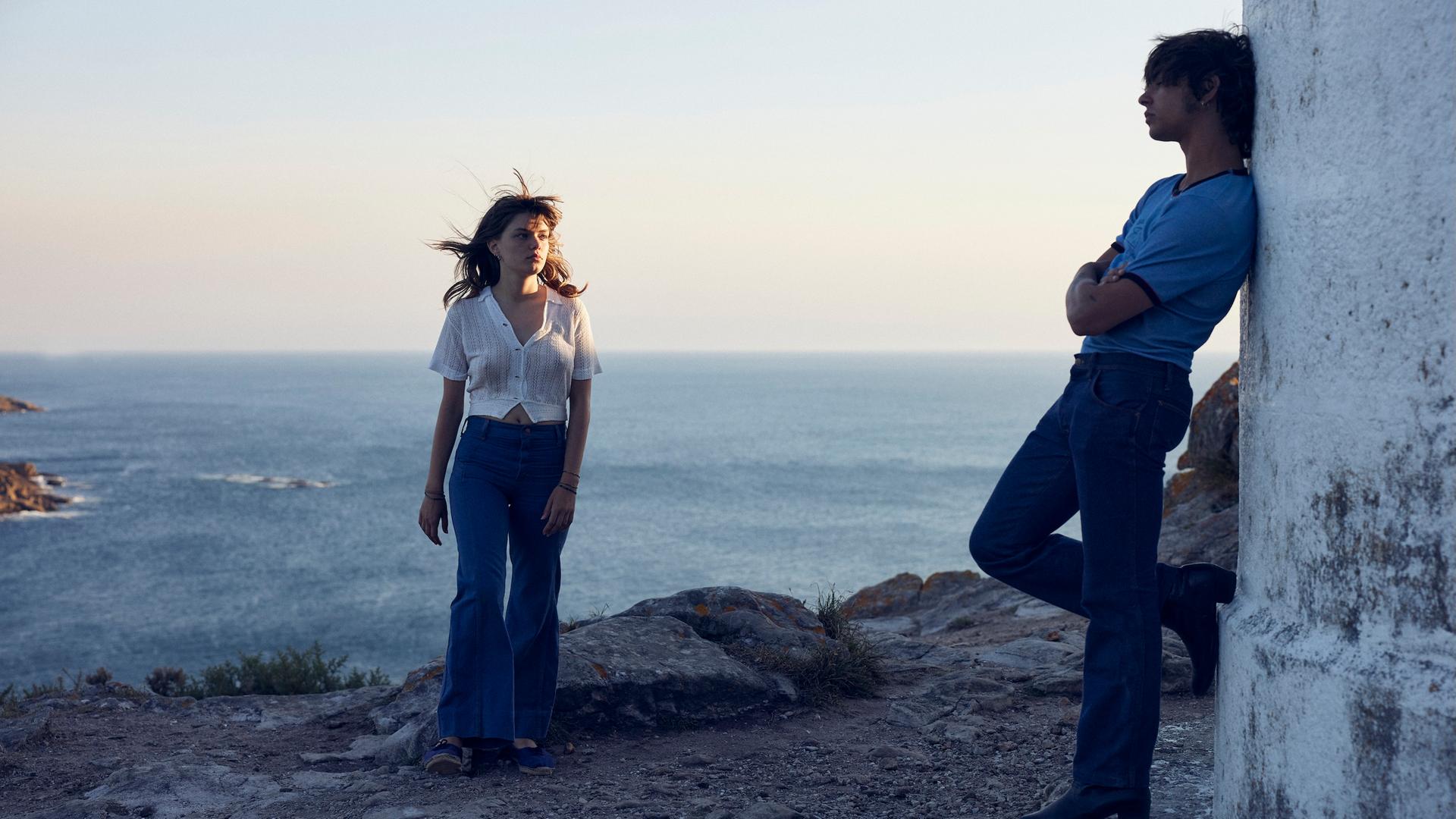 Frau und Mann stehen sich gegenüber am Meer