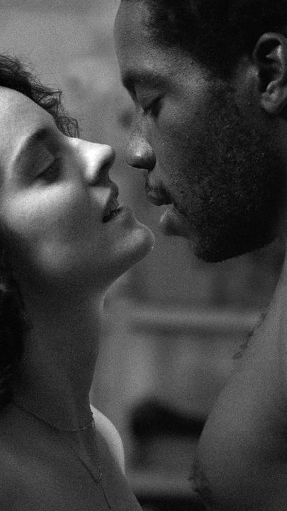 Zu sehen ist eine Szene aus dem Schwarz-Weiss-Film "Wo in Paris die Sonne aufgeht", in der eine junge Frau und ein junger Mann sich sehr nah gegenüber stehen.