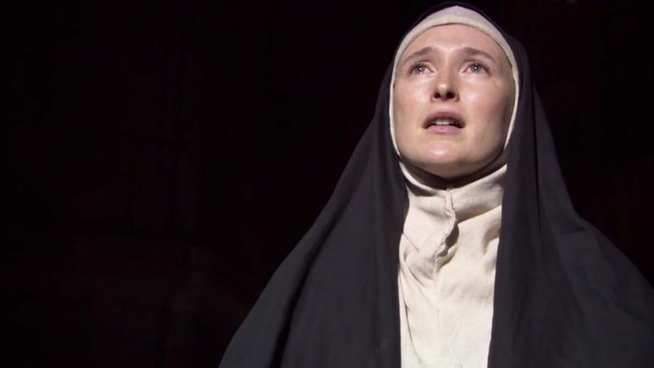 "Momente der Geschichte II (5) Große Gestalten: Von Hermann dem Cherusker bis Karl IV.": Filmszene: Hildegard von Bingen in Nonnentracht.