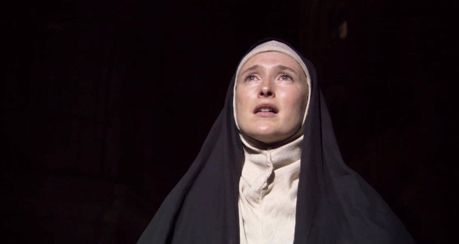 "Momente der Geschichte II (5) Große Gestalten: Von Hermann dem Cherusker bis Karl IV.": Filmszene: Hildegard von Bingen in Nonnentracht.