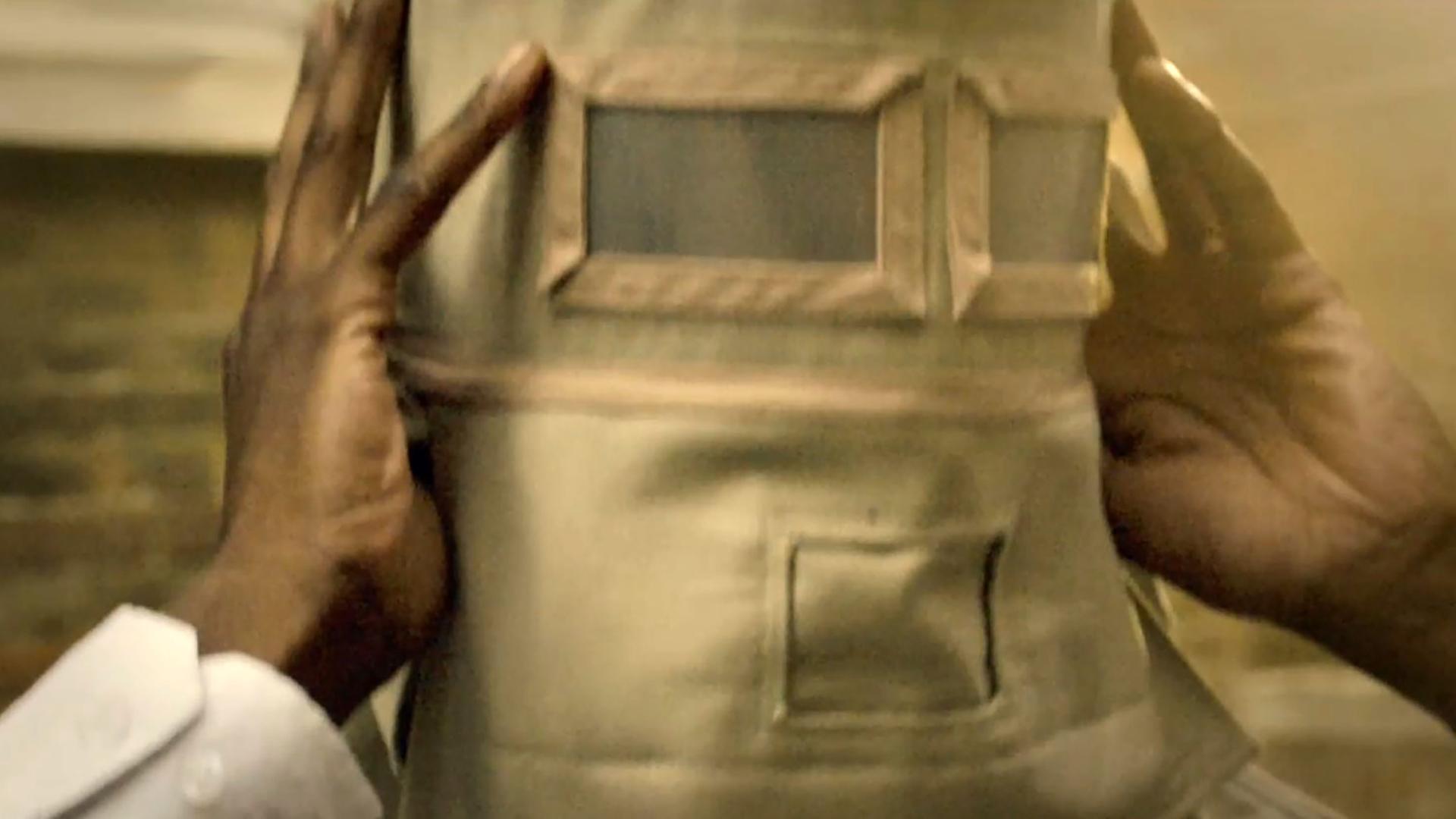 "Geistesblitze: Im Angesicht der Gefahr": Filmszene: Mann mit Atemschutzmaske.