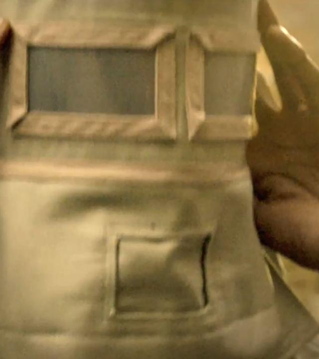 "Geistesblitze: Im Angesicht der Gefahr": Filmszene: Mann mit Atemschutzmaske.