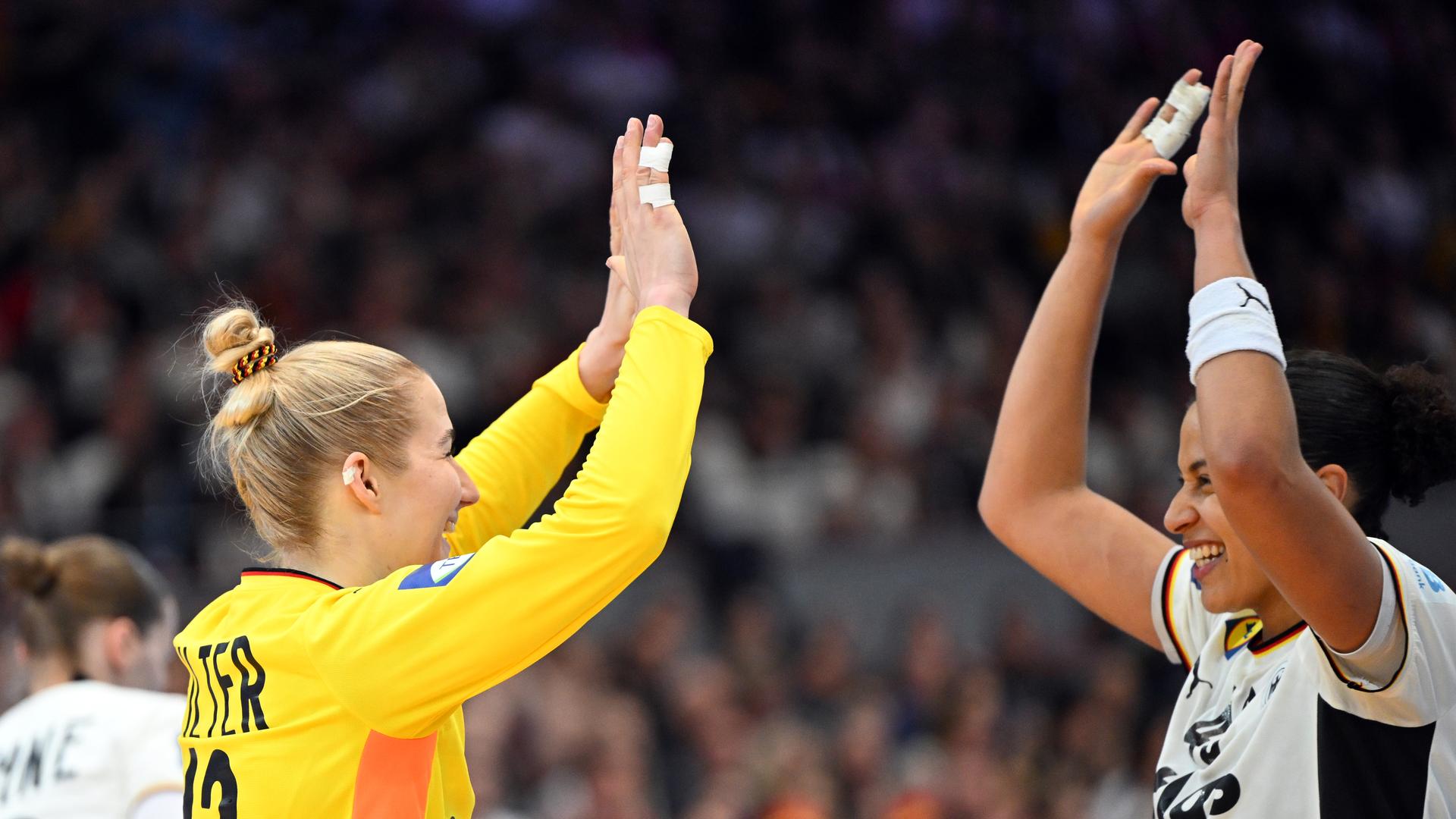 Katharina Filter und Aimee von Pereira (Deutschland) bejubeln ein Tor.