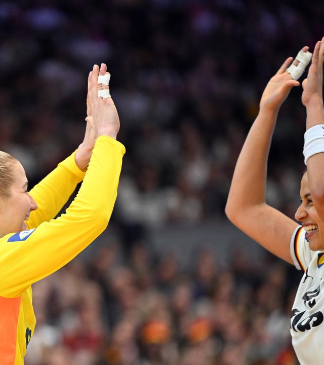 Katharina Filter und Aimee von Pereira (Deutschland) bejubeln ein Tor.