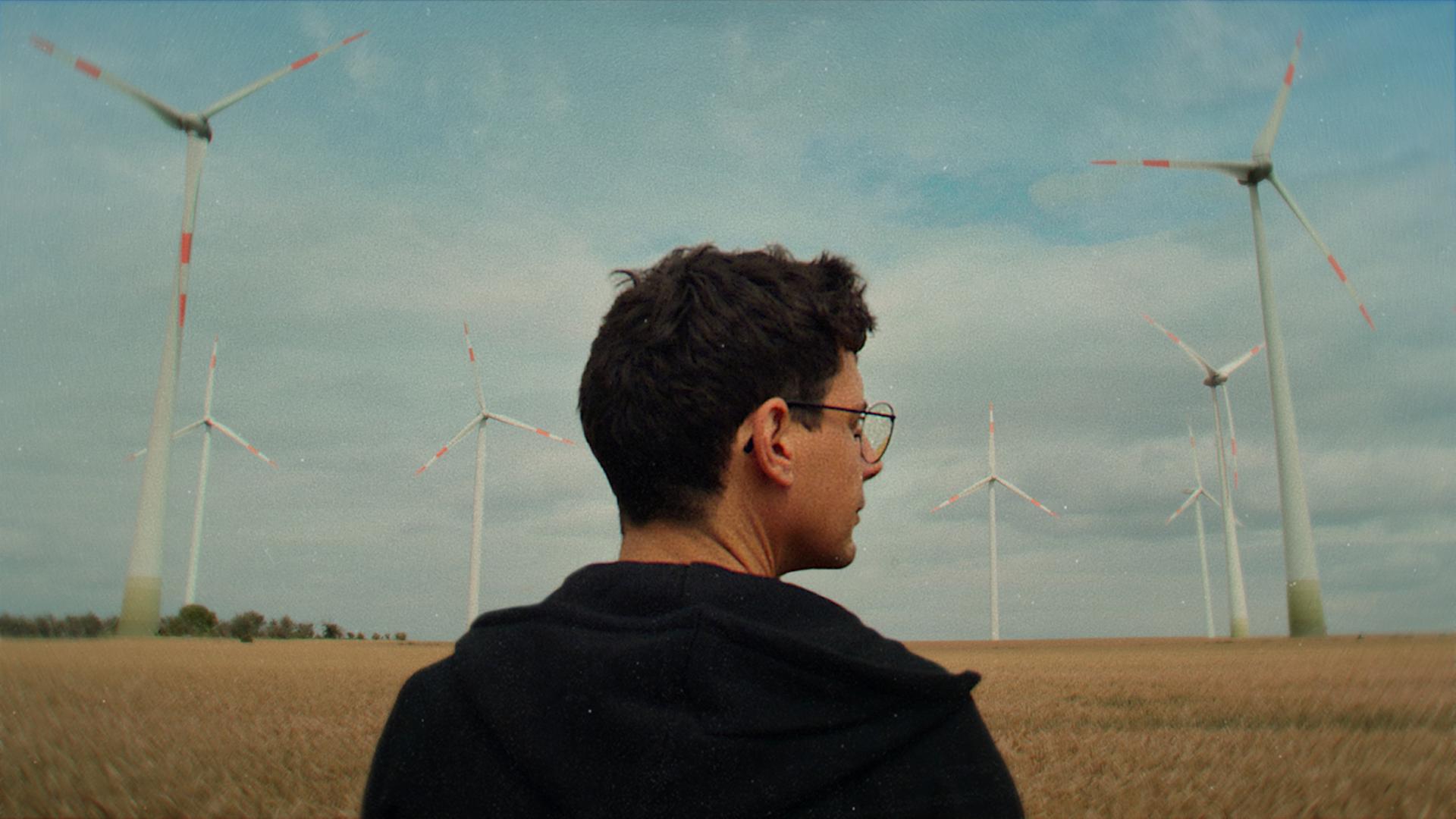 The Finest Fckup: Sebastian Kupfer, im Hintergrund stehen Windräder