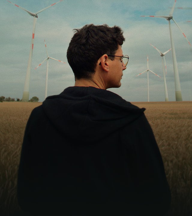 The Finest Fckup: Sebastian Kupfer, im Hintergrund stehen Windräder