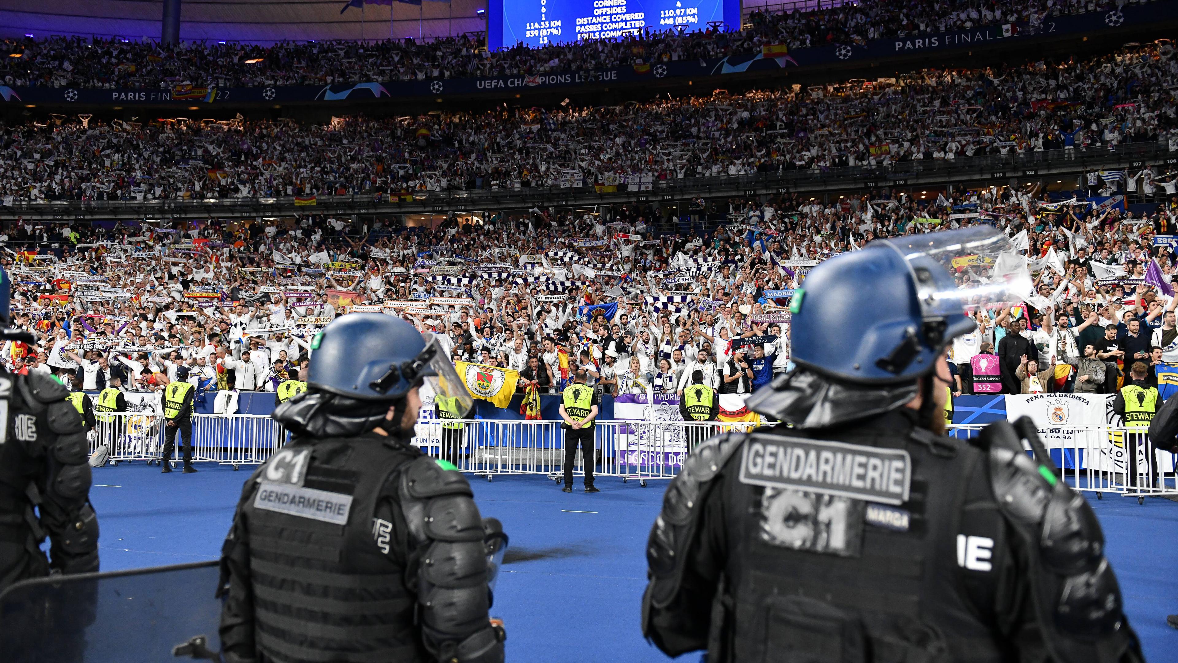 Polizisten beim Champions-League-Chaos-Finale in Paris