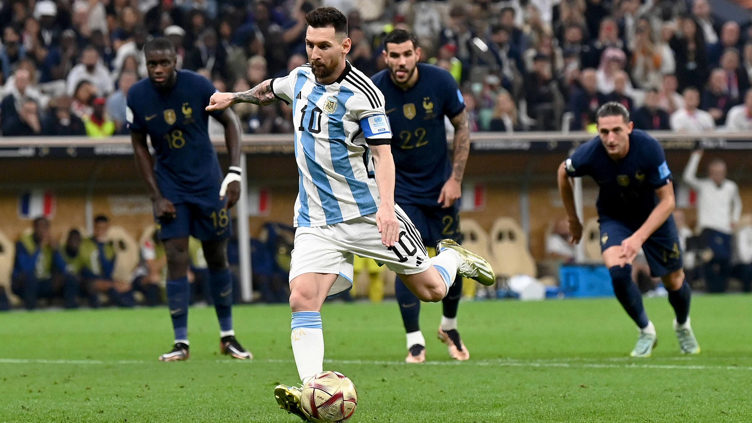 Lionel Messi (Argentinien) erzielt per Elfmeter das Tor zum 1:0 gegen Frankreich am 18.12.2022.