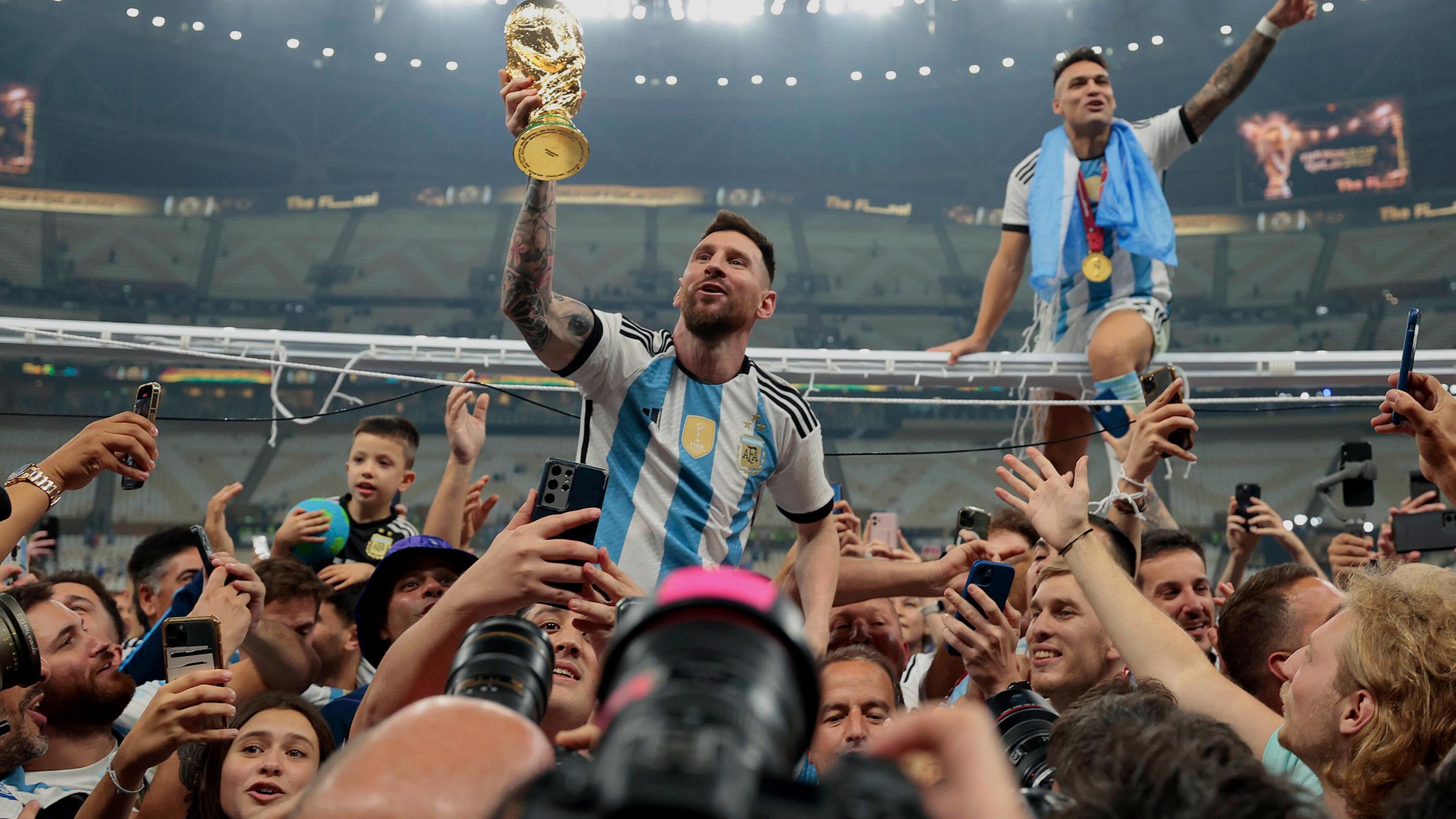 Lionel Messi aus Argentinien feiert mit Fans nach dem Sieg im Finale der Fußballweltmeisterschaft 2022 zwischen Argentinien und Frankreich im Lusail-Stadion in Katar, 18. Dezember 2022. 