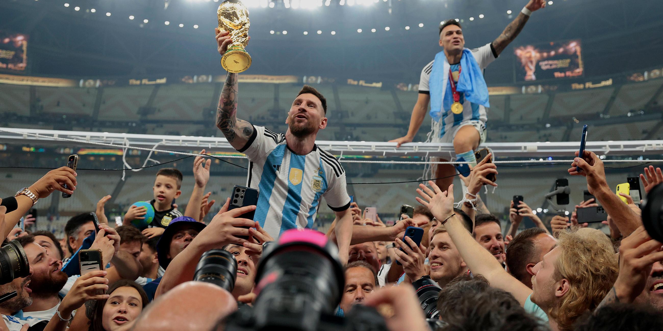 Lionel Messi aus Argentinien feiert mit Fans nach dem Sieg im Finale der Fußballweltmeisterschaft 2022 zwischen Argentinien und Frankreich im Lusail-Stadion in Katar, 18. Dezember 2022. 