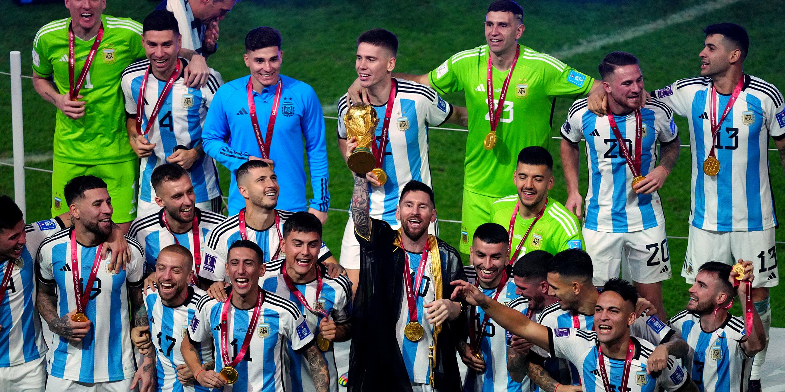 Lionel Messi hebt die Trophäe nach dem Gewinn der Weltmeisterschaft von Argentinien am 18.12.2022.