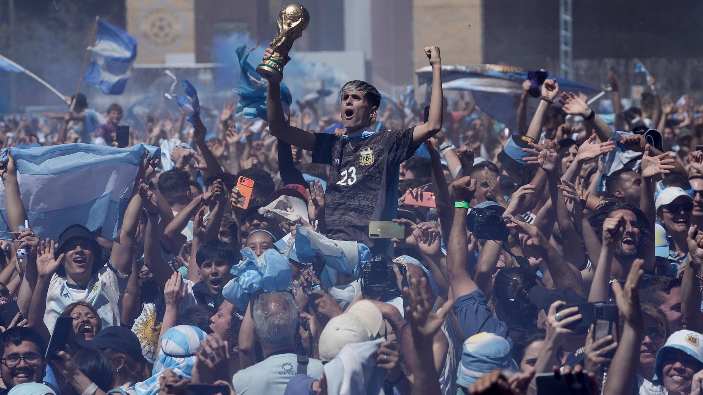 Argentinische Fußballfans feiern während des Spiels ihrer Mannschaft.