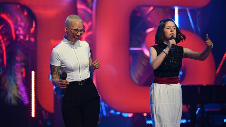 Felicitas und Stefanie Heinzmann performen auf der "Dein Song" Bühne im großen Finale 2025 den Song "Sommer in Berlin"