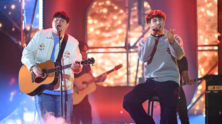 Lasse und ISAAK auf der "Dein Song" Bühne im großen Finale 2025. Die Beiden performen den von Lasse geschriebenen Song "How it ends"