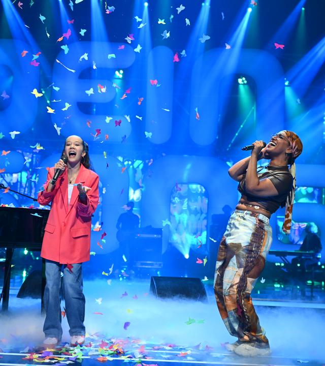 Mina und Aisha Vibes auf der Bühne im großen "Dein Song" Finale 2025. Sie performen den von Mina geschriebenen Song "Butterfly in a Glass"