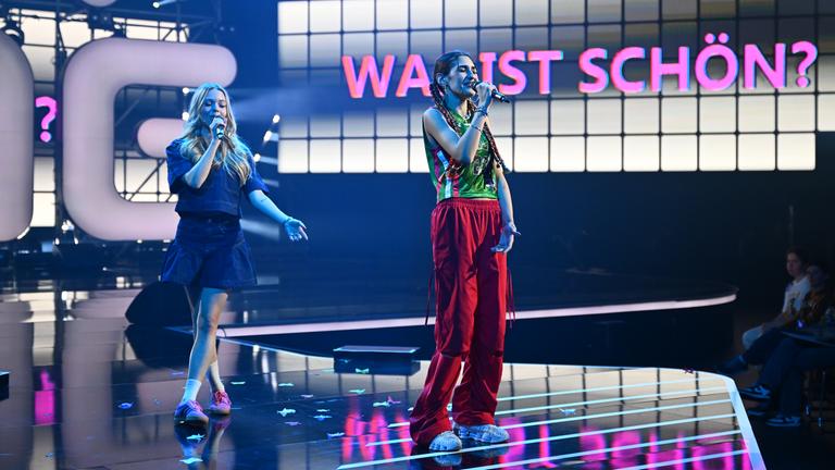 Nadja und KATI K auf der Bühne im großen "Dein Song" Finale 2025. Die Beiden performen zusammen den von Nadja geschriebenen Song "Nicht gut genug"