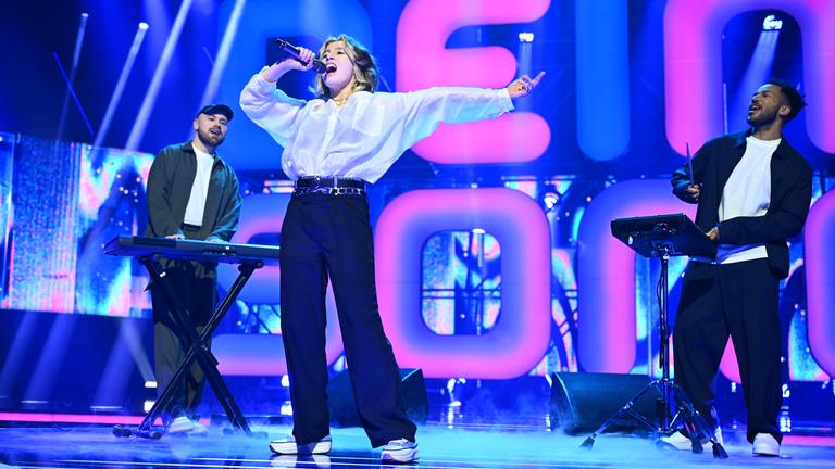 Paula und Quaterhead auf der "Dein Song" Bühne im großen Finale 2025