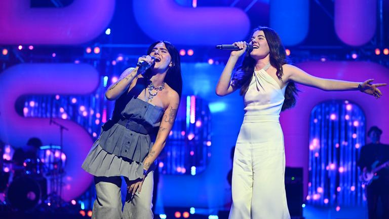 Roberta und SVEA auf der Bühne im großen "Dein Song" Finale. Die Beiden performen zusammen den von Roberta geschriebenen Song "Useless"