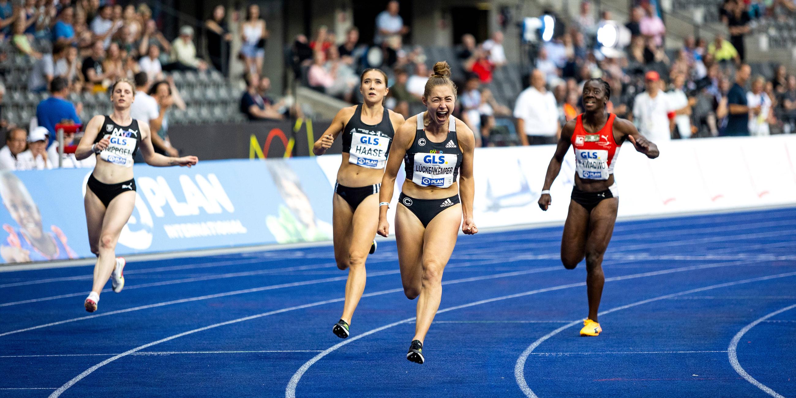 Gina Lückenkemper (2. v. r.) bejubelt ihren Deutschen Meistertitel über 100 Meter Sprint.