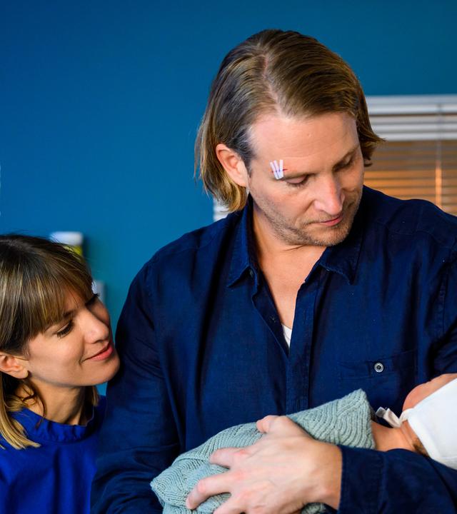 "Bettys Diagnose - Findelkind": Lukas Hilpert (Niklas Löffler) und Rike Köhler (Isabell Horn) stehen mit Betty Weiss (Annina Hellenthal) in der Schwesternkanzel. Alle schauen auf den gelben Notizzettel, den Betty in der rechten Hand hält.