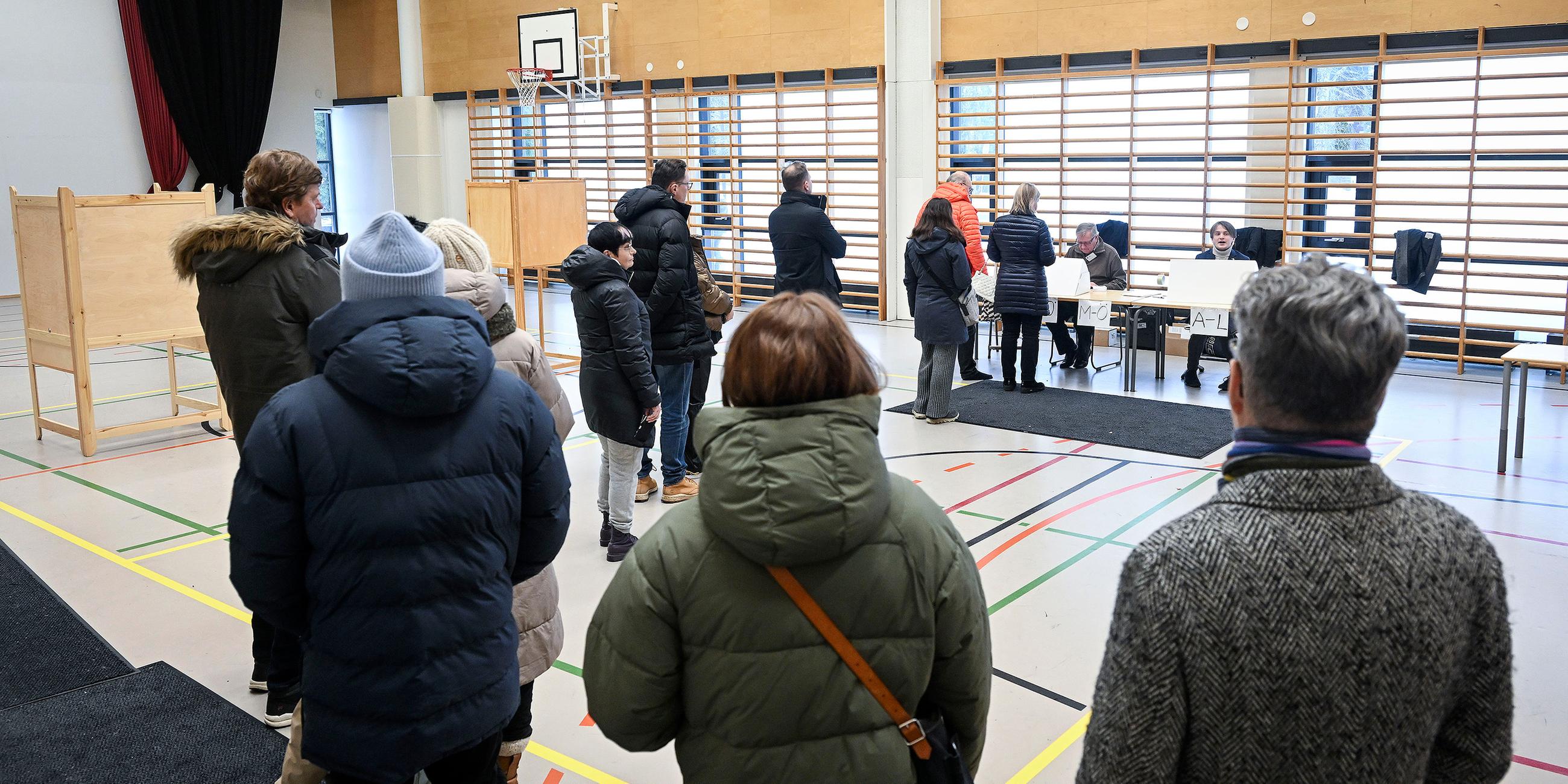 Wähler geben ihre Stimme bei Präsidentschaftswahlen in Espoo, Finland, ab