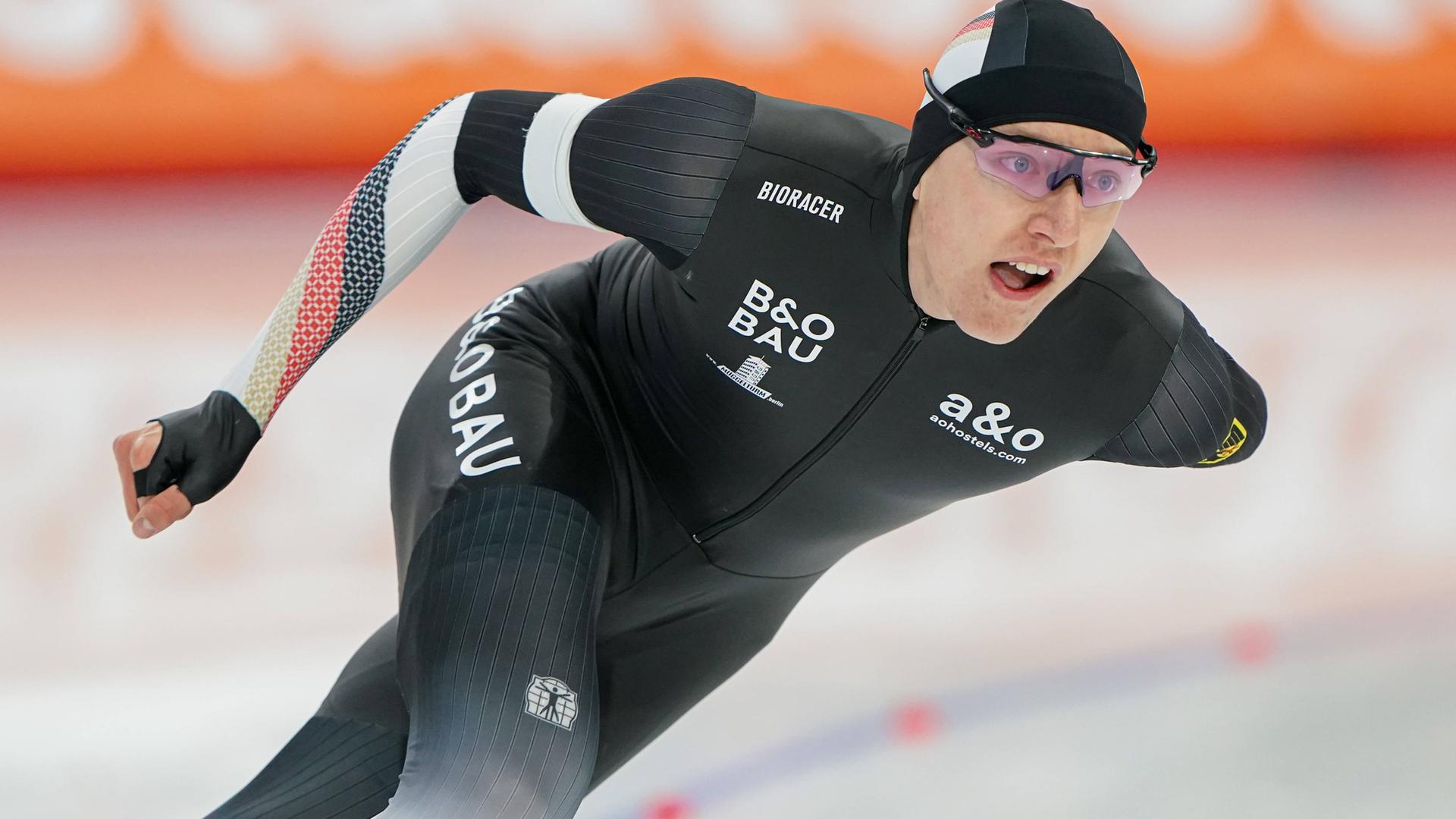 Eisschnellläufer Finn Sonnekalb (Deutschland) ist in Aktion. 