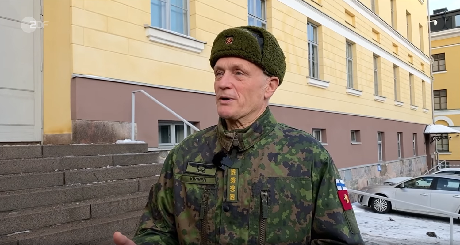 Der finnische Armee-Chef spricht in Uniform und warmer Mütze 