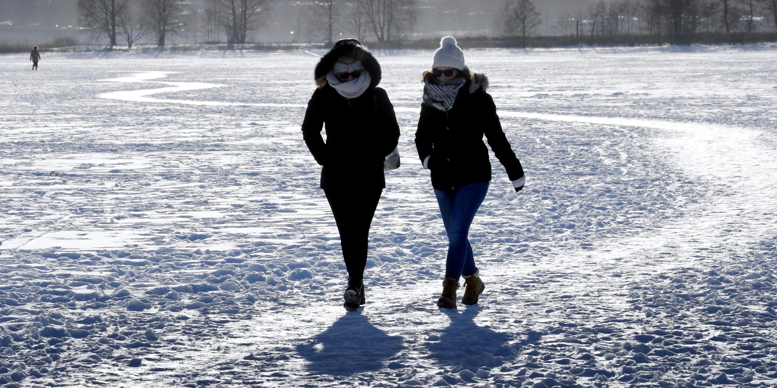 Zwei Finninnen spazieren im Schnee