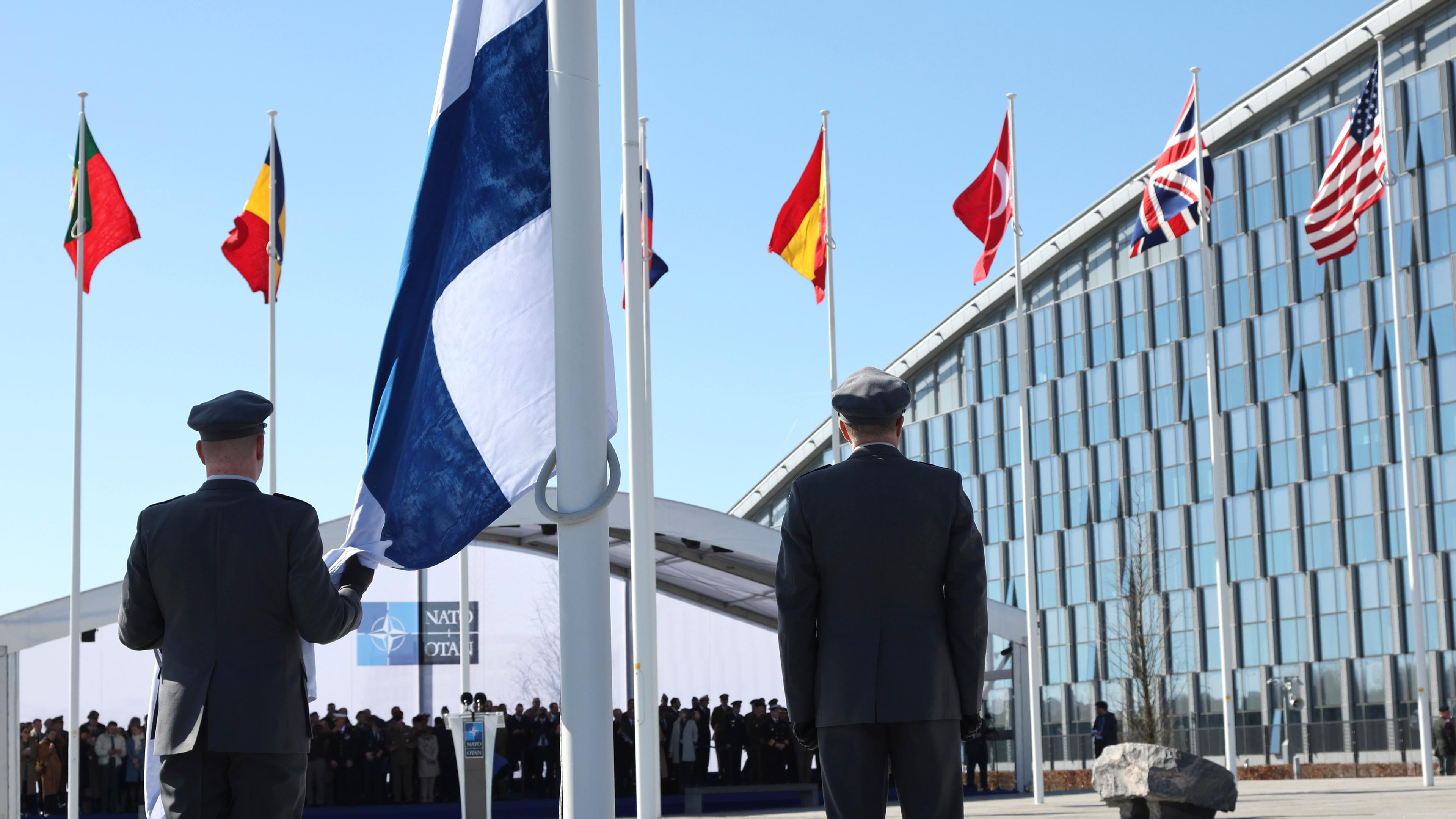 Belgien, Brüssel: Finnische Flagge wird vor den NATO-Hauptquartier gehisst.