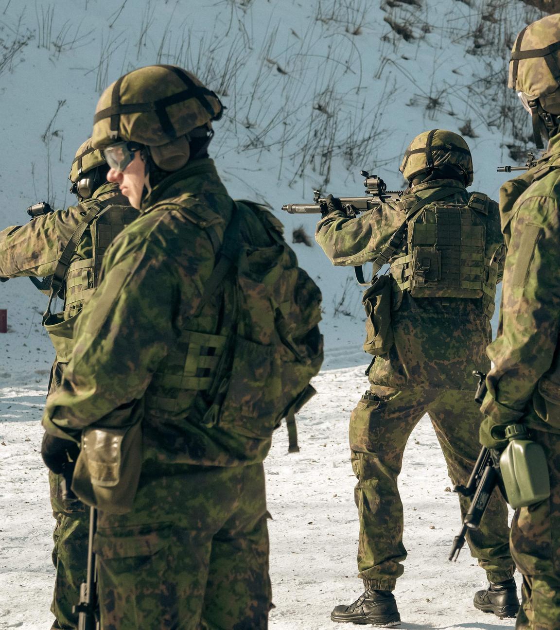 Finnische Reservisten des Garde-Jäger-Regiments stehen an einem Schießstand und nehmen an einer Militärübung auf dem Militärstützpunkt Santahamina in Helsinki, Finnland, am 07.03.2023 teil.