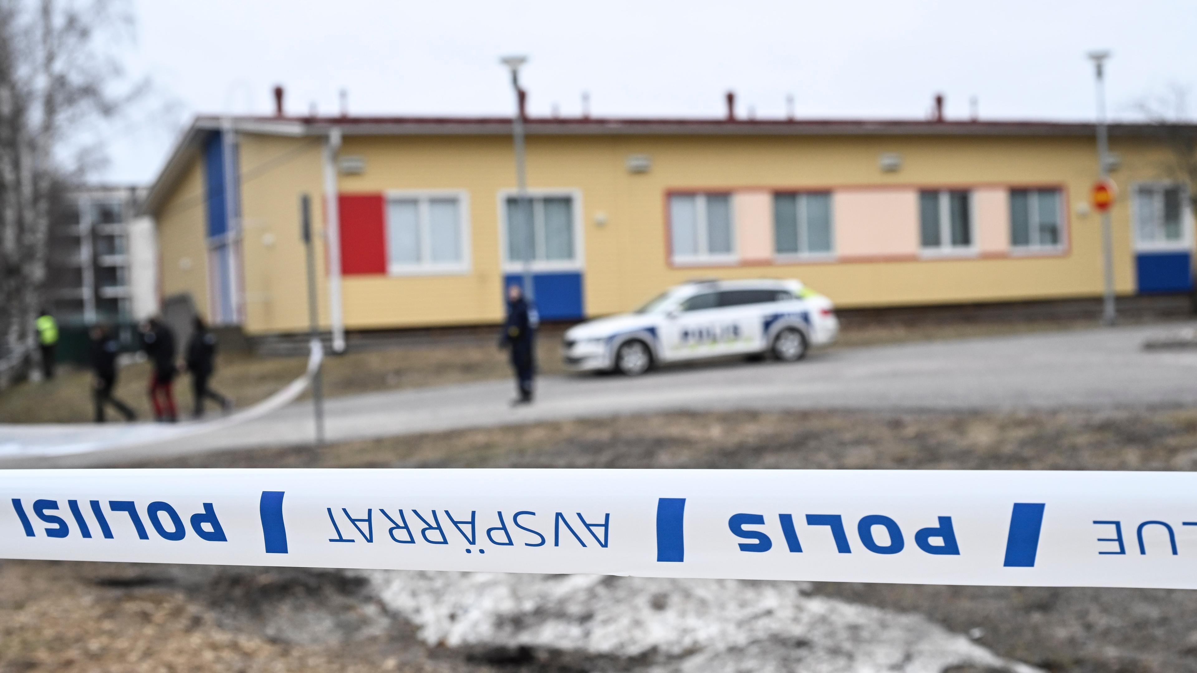 Polizei sperrt eine Schule in Finnland nach Schüssen ab. Ein Kind wurde getötet, zwei weitere verletzt.