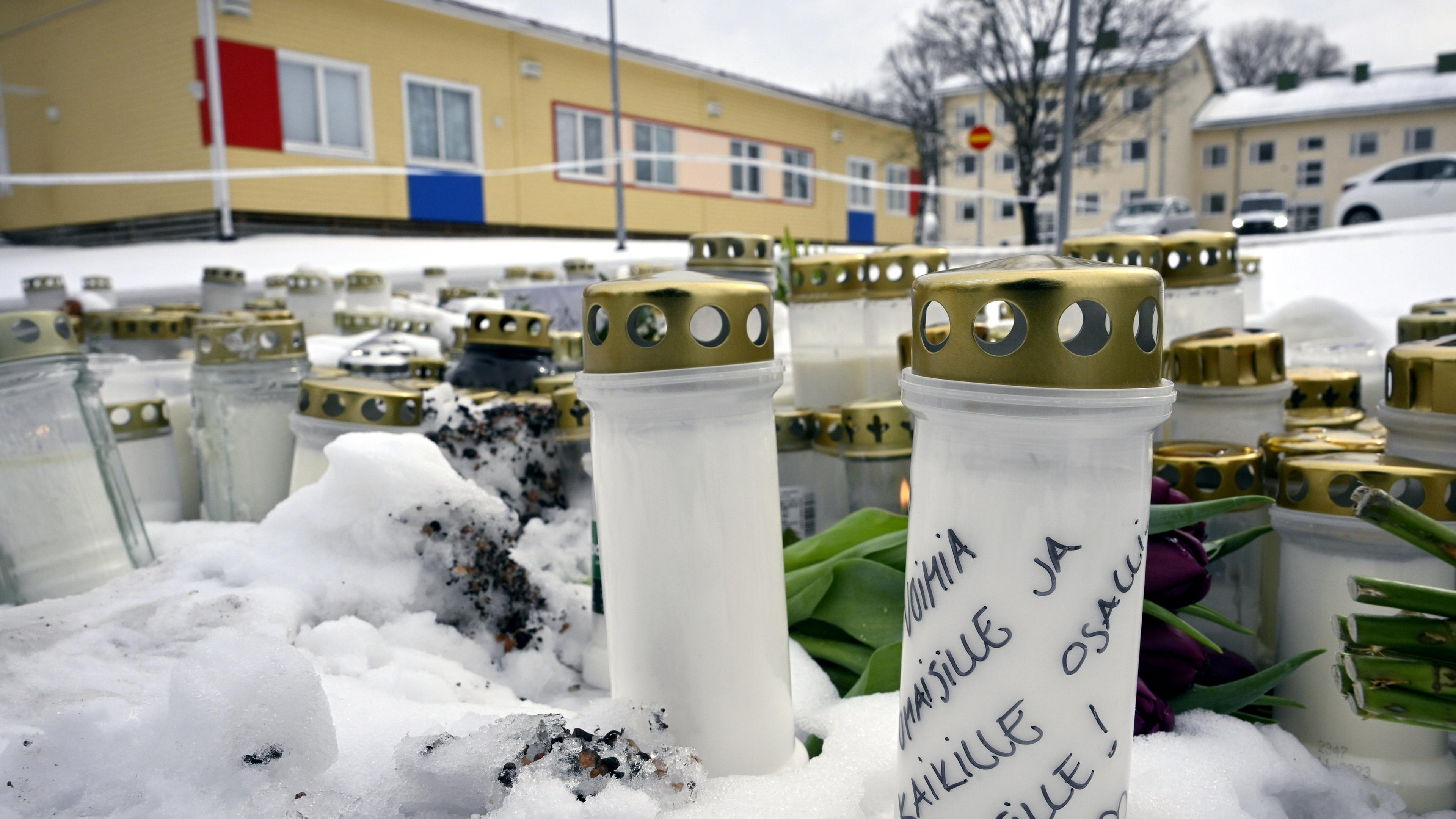 Finnland, Vantaa: Kerzen und Blumen sind vor der in der Viertola-Schule aufgestellt.
