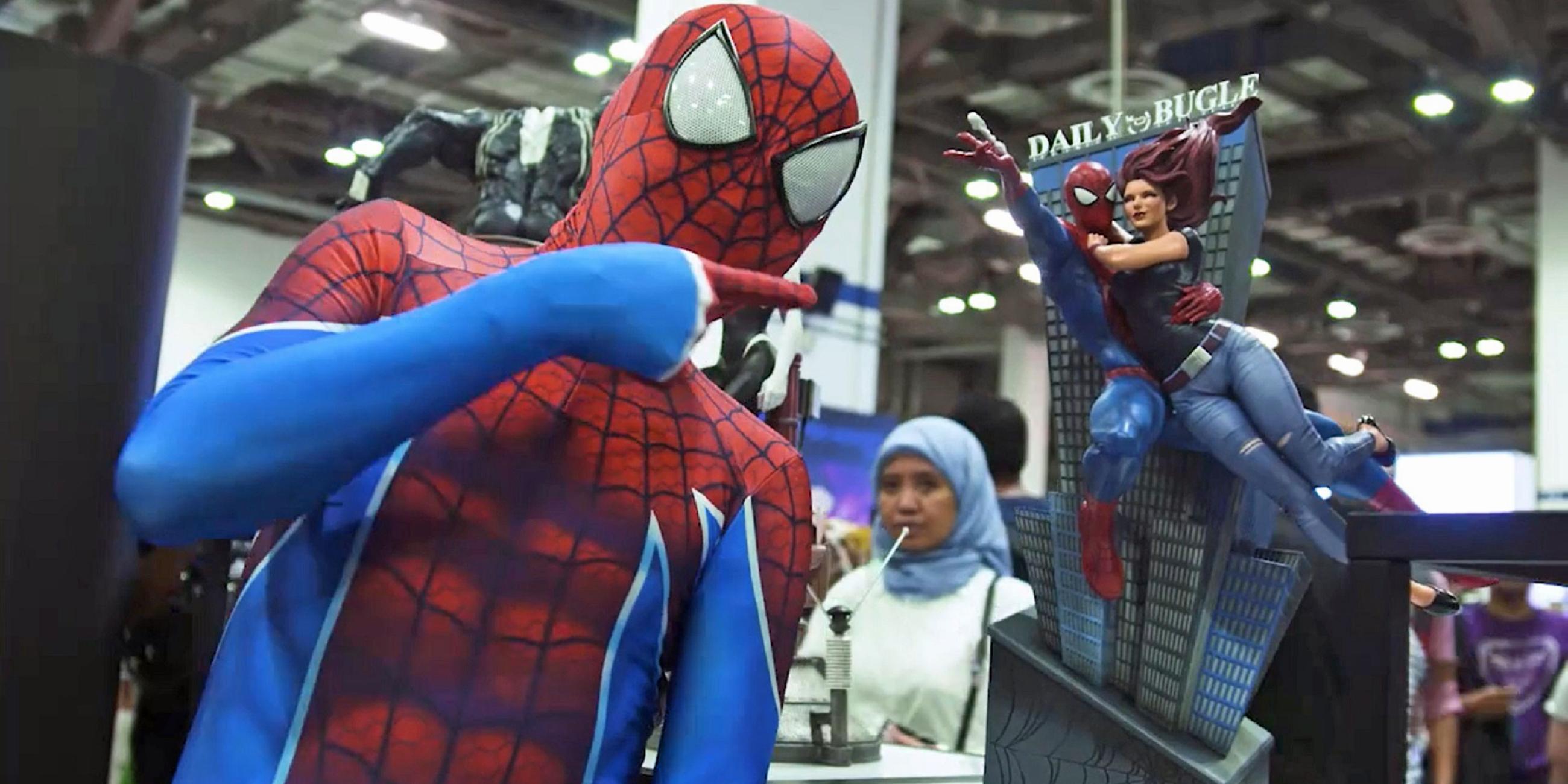 "Firmen am Abgrund: Marvel": Ein Mann im Spider-Man-Kostüm zeigt auf ein Modell von Spider-Man, das auf einem Tisch steht.