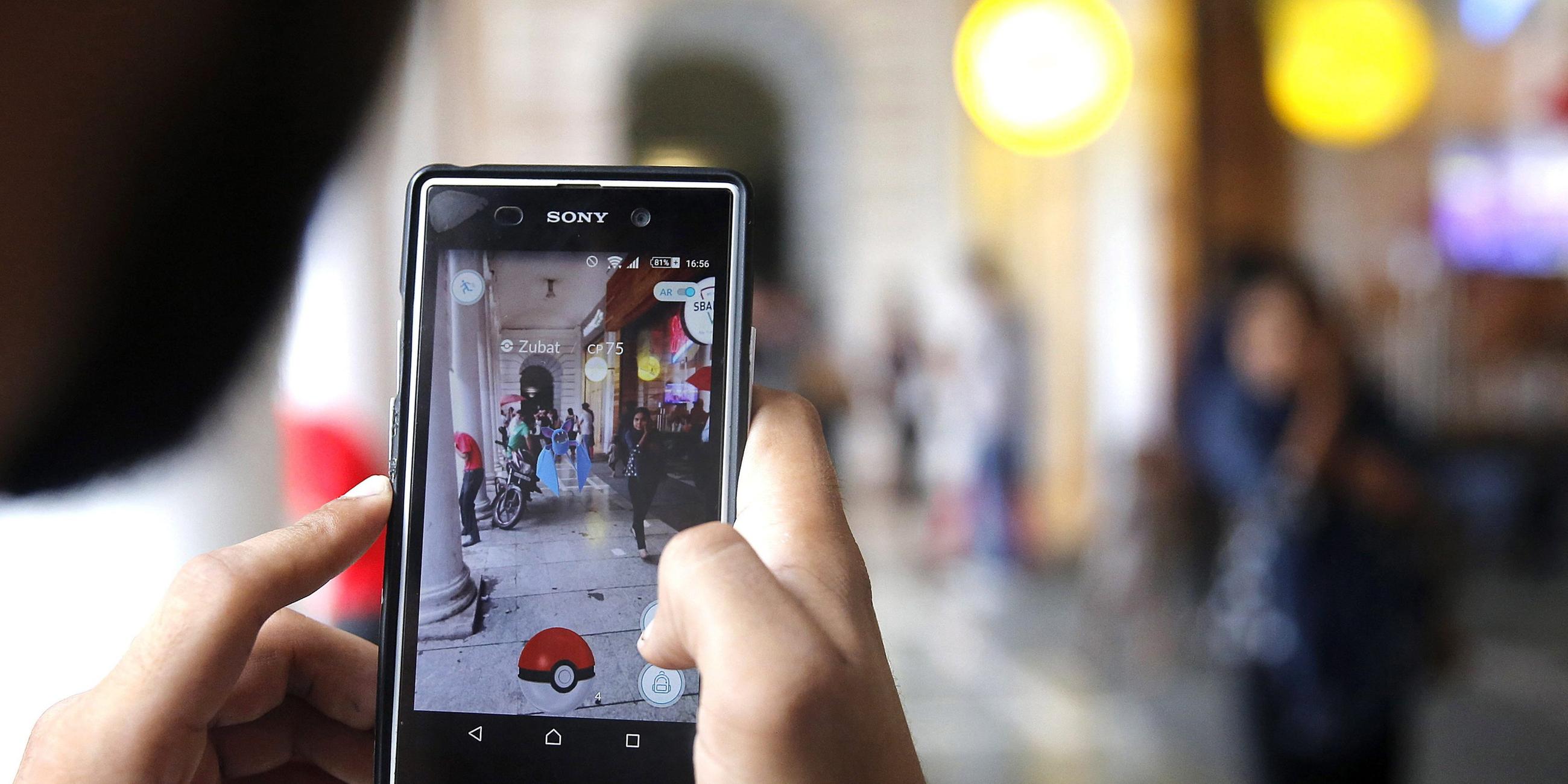 "Firmen am Abgrund: Nintendo": Display eines Handys, auf dem das Spiel Pokémon Go zu sehen ist.