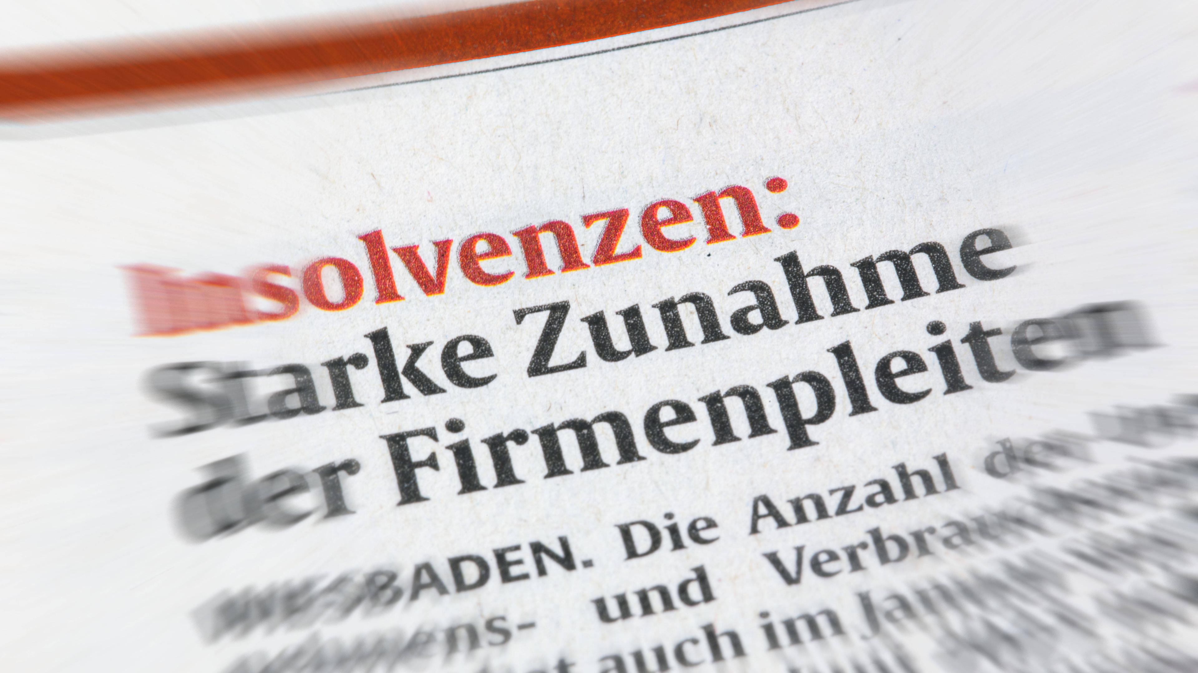 Nahaufnahme einer Zeitungsüberschrift zu Insolvenzen in Deutschland