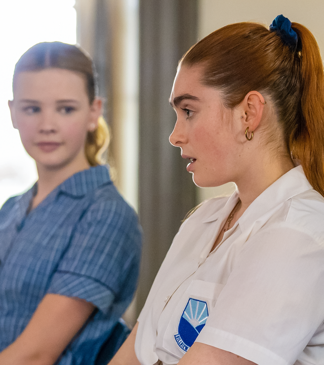 Sam und Hannah sitzen im Raum des Pride Clubs und tauschen ihre persönlichen Erfahrungen aus. Hannah lauscht den Erzählungen von Sam mit voller Anteilnahme.