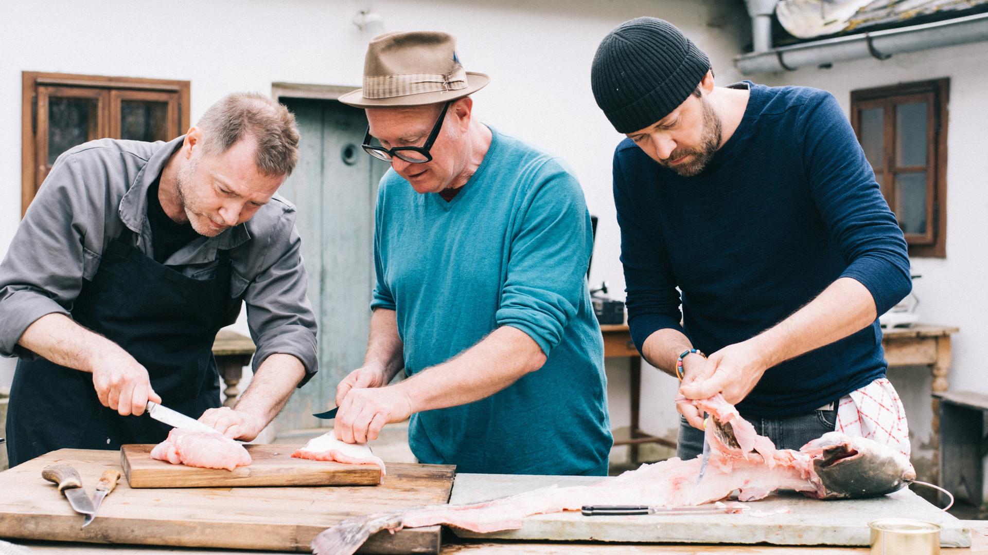 nsere drei, aus "Ochs im Glas" bekannten Protagonisten Florian Holzer, Thomas Nowak und Ingo Pertramer, lieben auch Fischkonserven. Deshalb machen sie sich diese selbst.