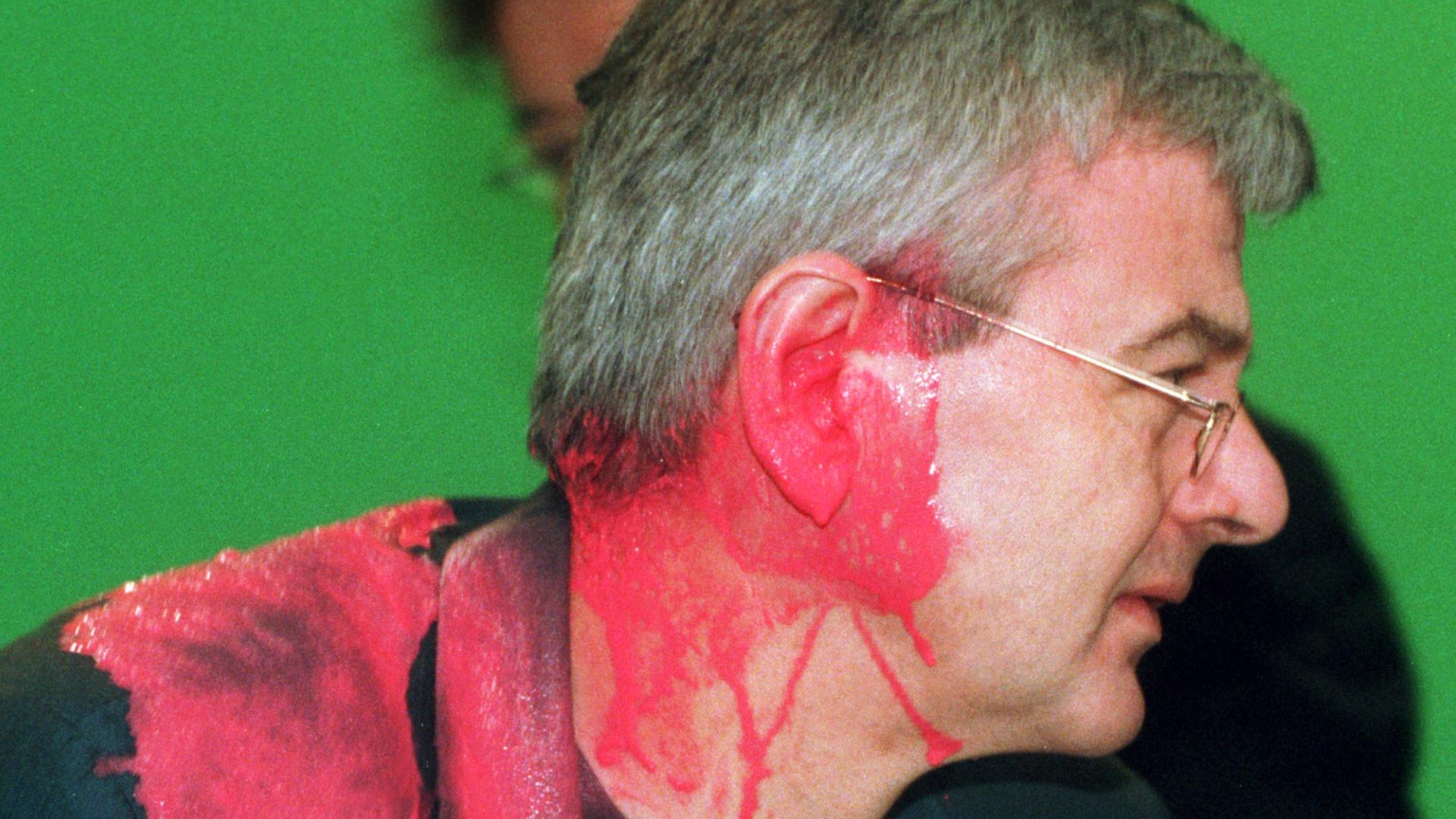 Joschka Fischer wird auf dem Parteitag in Bielefeld 1999 mit einem Farbbeutel beworfen