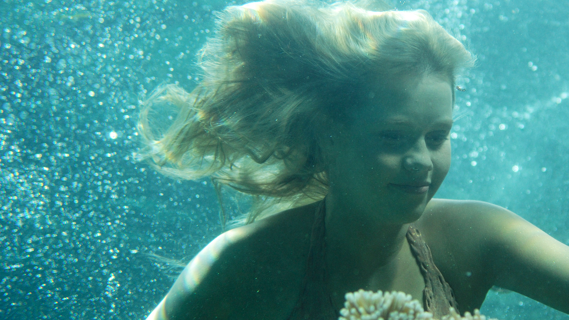 Emma entdeckt unter Wasser eine Koralle für Cleos Aquarium.