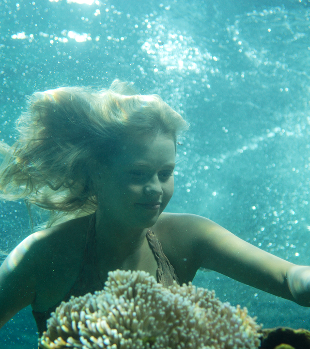 Emma entdeckt unter Wasser eine Koralle für Cleos Aquarium.