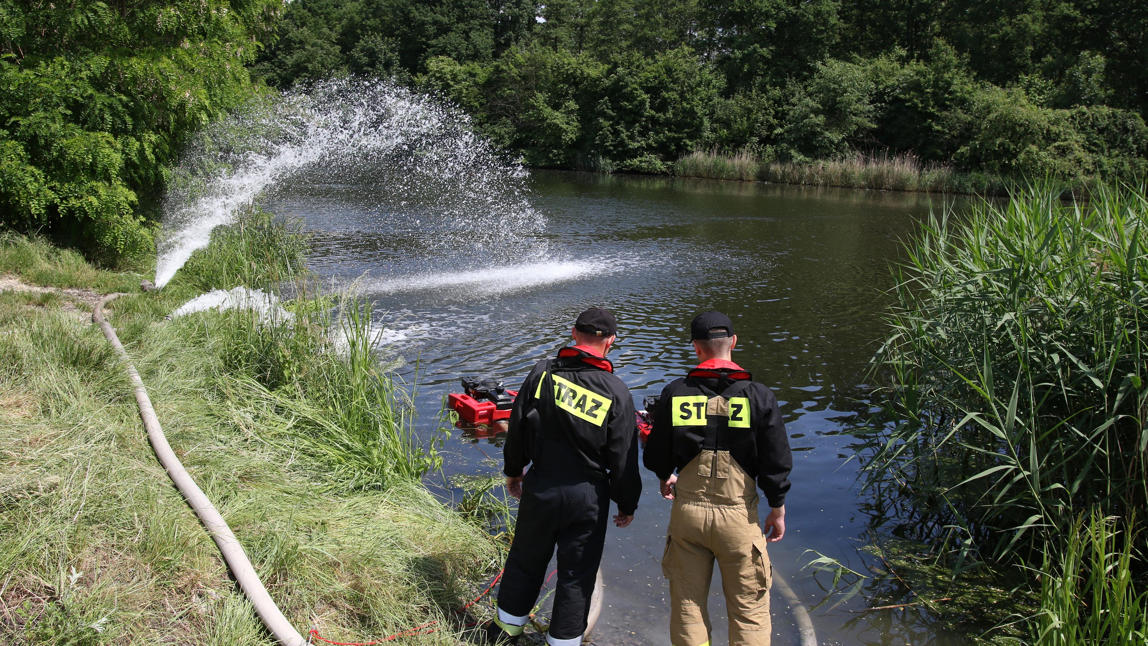 Feuerwehrleute pumpen Sauerstoff in den Gleiwitzer Kanal, Polen, um das Algenwachstum zu verhindern.