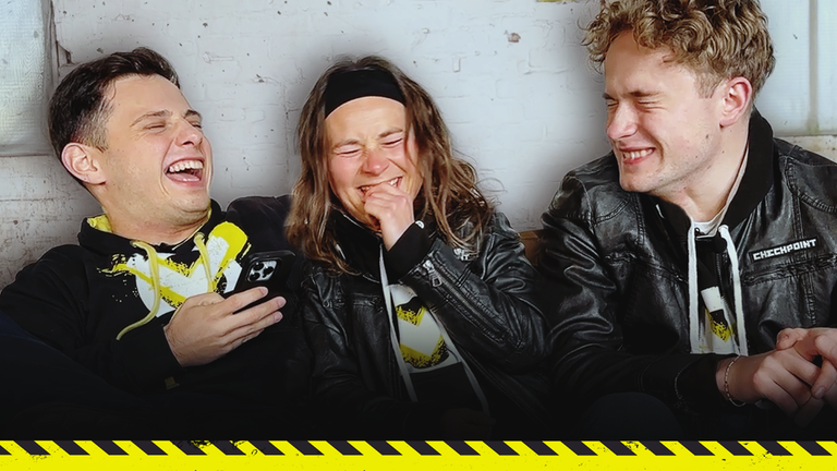 Cem, Maja und Mark sitzen auf dem Sofa. Cem erzählt Flachwitze und lacht, die anderen beiden versuchen sich das Lachen zu verkneifen.