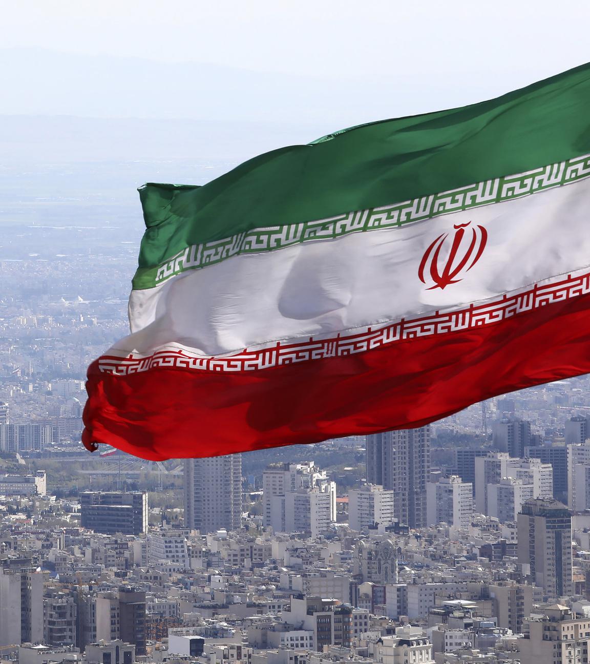 Stadtansicht von Teheran mit Nationalfahne
