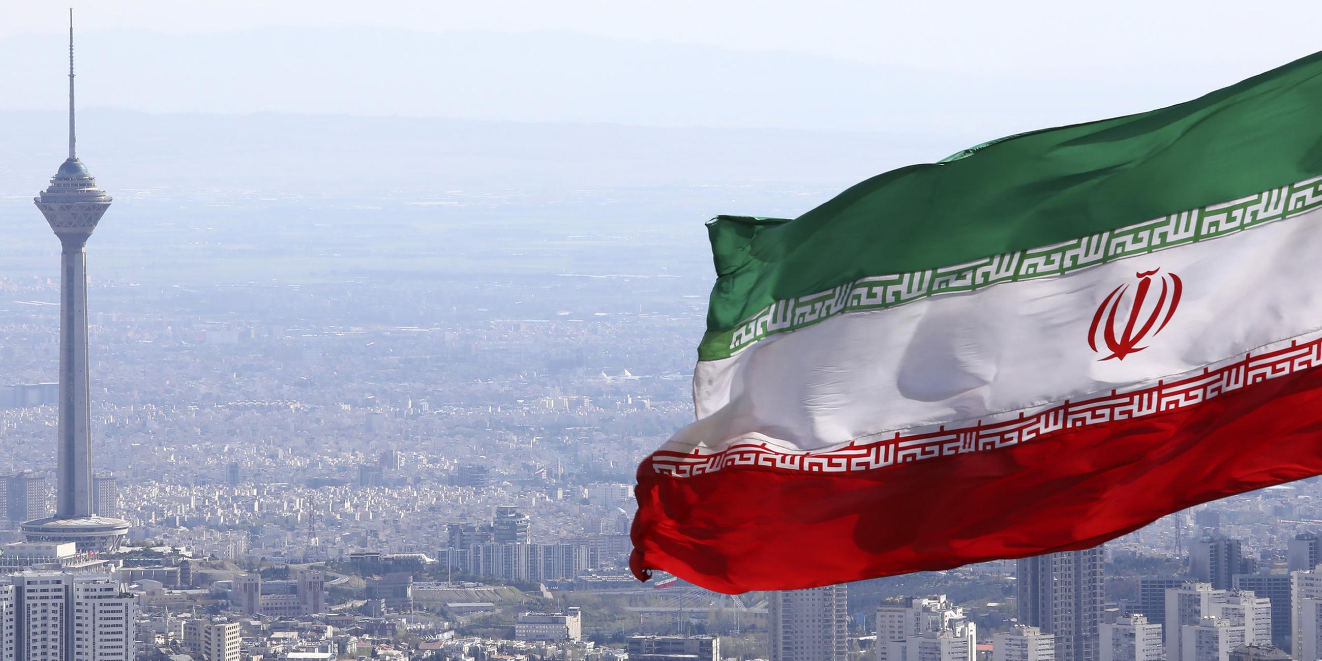 Stadtansicht von Teheran mit Nationalfahne