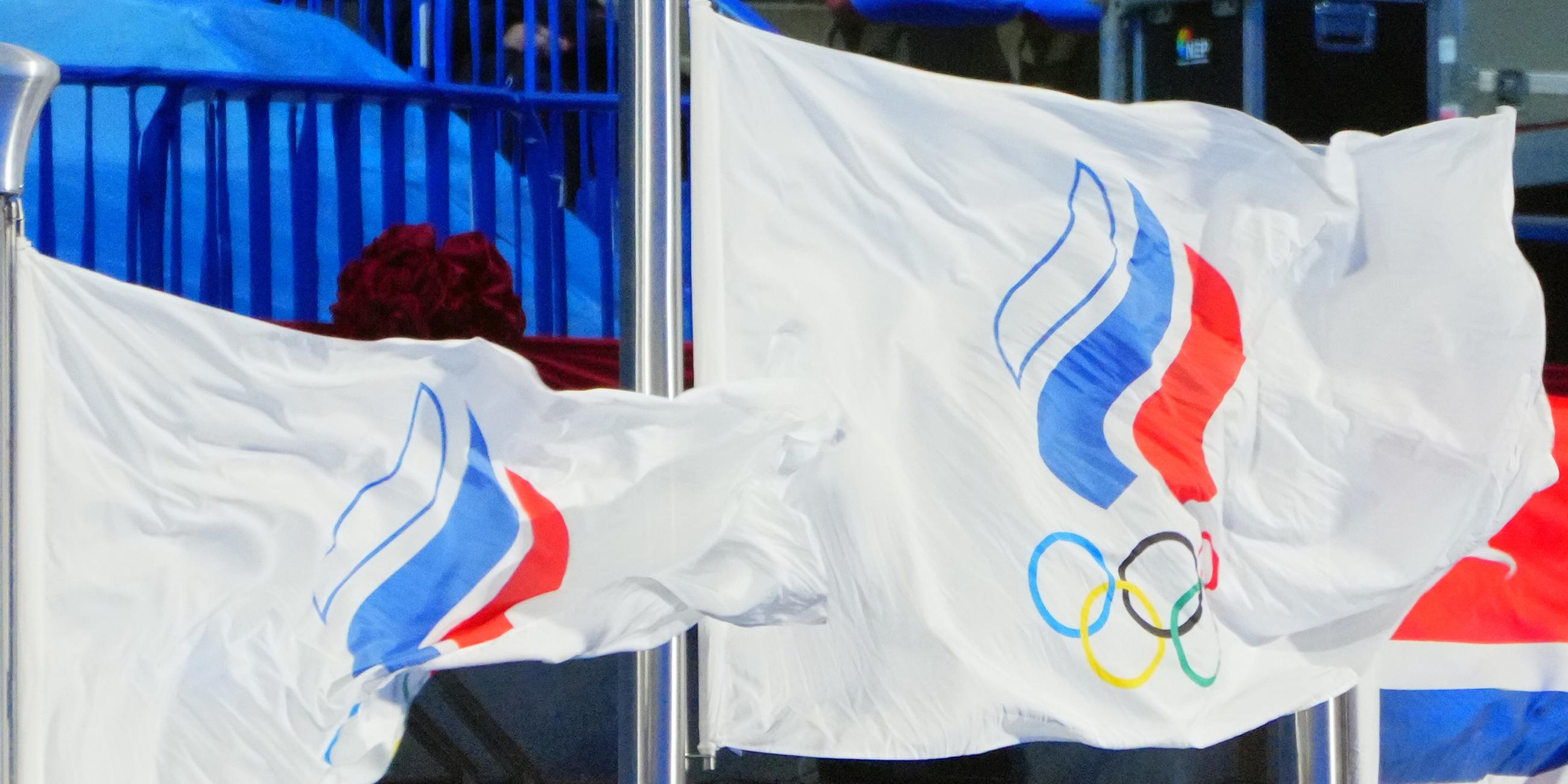 Die Flagge des Russischen Olympischen Komitees weht im Stadion.