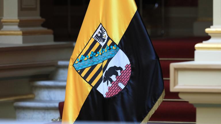 Die Flagge von Sachsen-Anhalt in der Staatskanzlei.