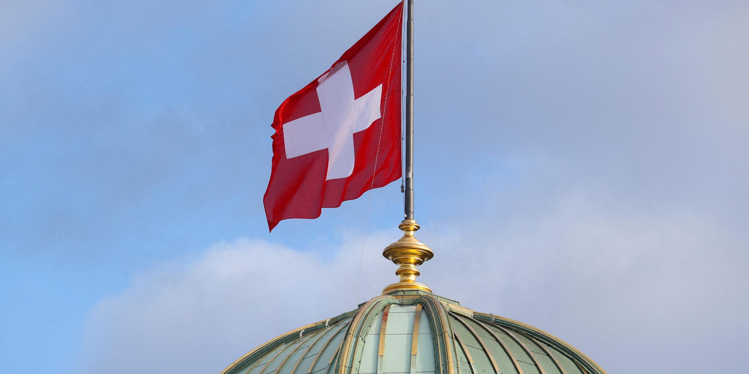 Die Flagge der Schweiz weht auf der Kuppel des Bundeshauses in Bern. (28.10.2020)