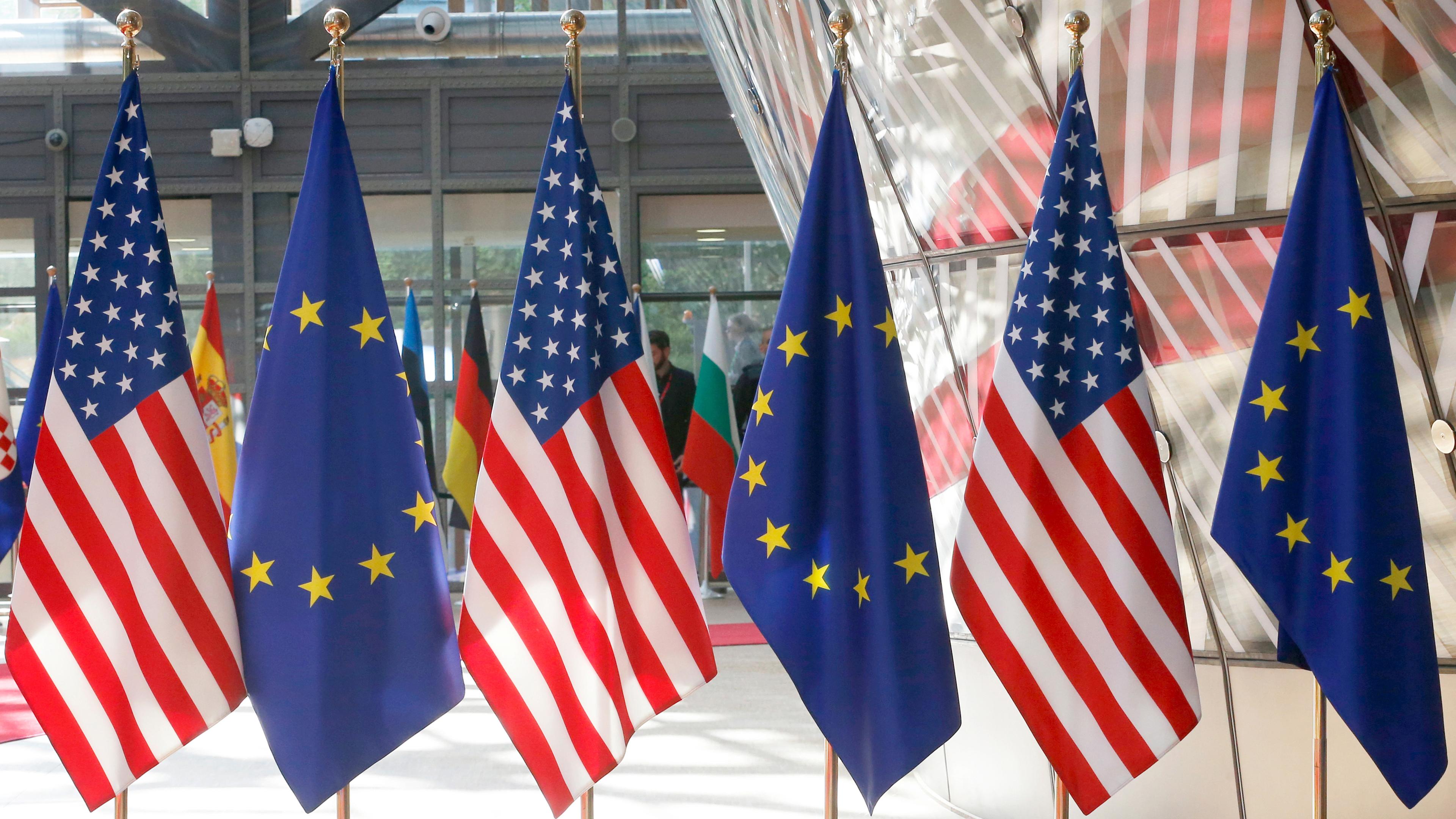EU-Flaggen und amerikanische Flaggen nebeneinander