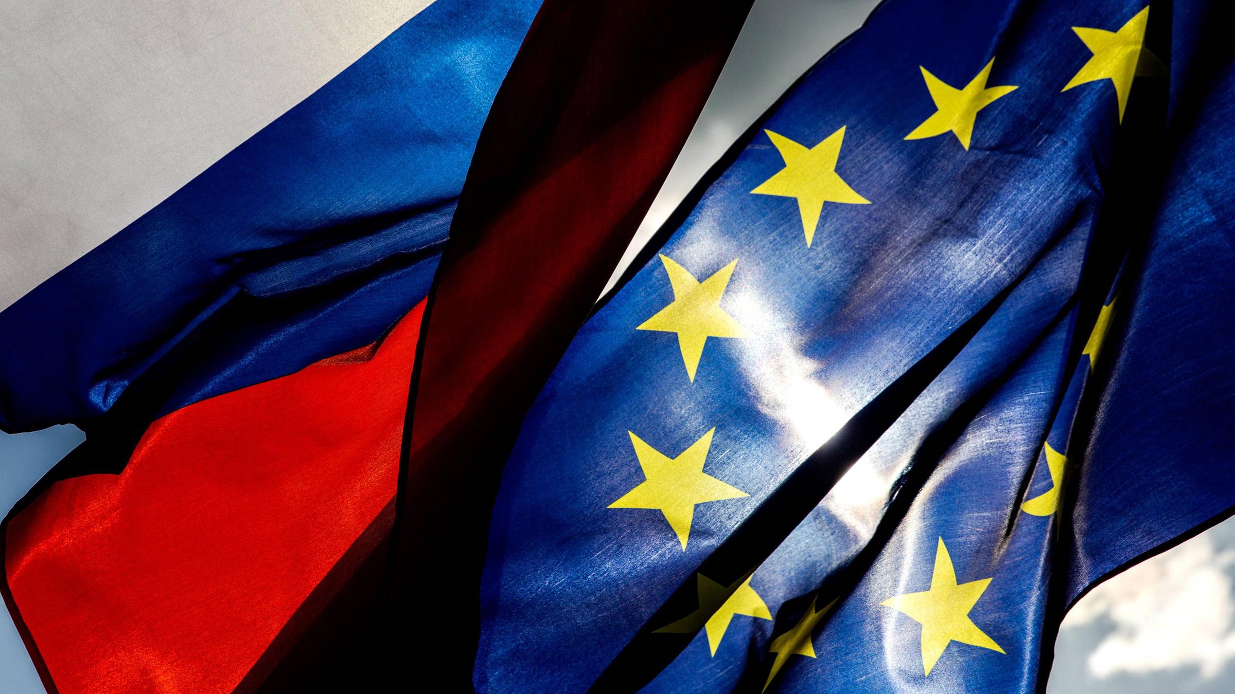Flaggen von Russland und der EU